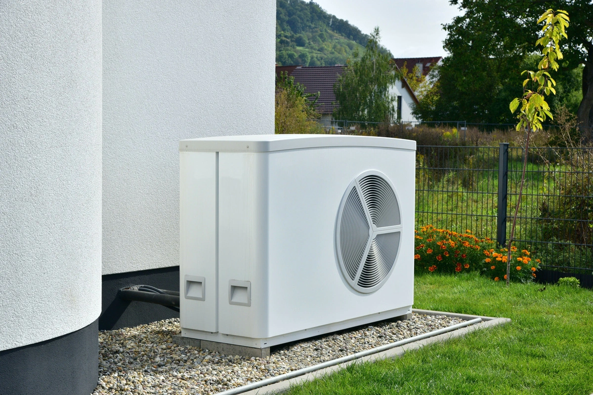 Pompe à chaleur extérieure installée dans un jardin.