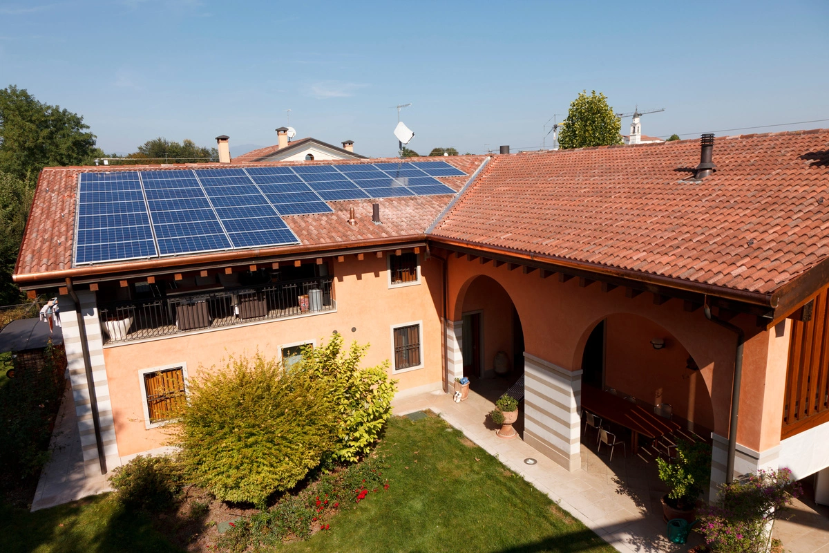 Installation de panneaux photovoltaïques sur une maison avec toiture en tuiles rouges