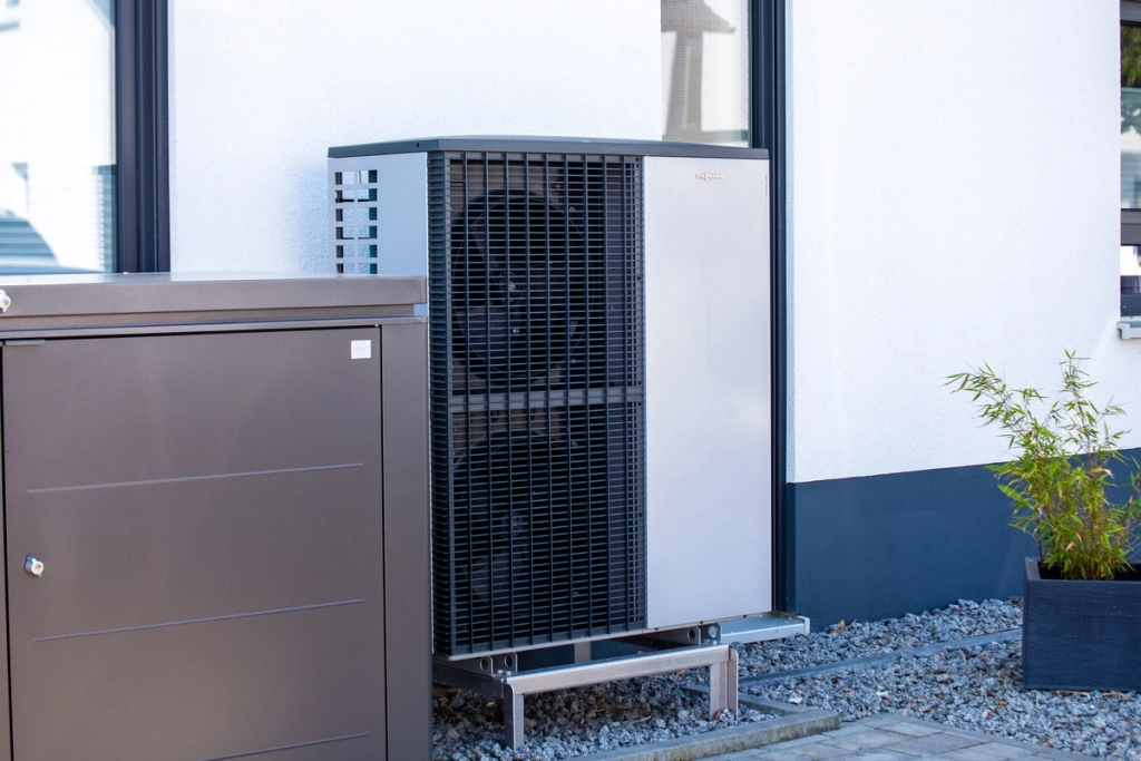 Pompe à chaleur installée à l'extérieur d'une maison pour le chauffage et la climatisation efficaces